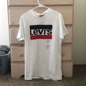 Levi’s Medium Tee